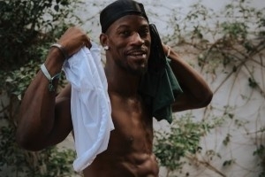 巴特勒清手機內存曬照：大秀腹肌 與希爾德合練 還與成龍合影