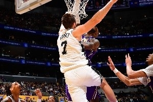 41歲仍能飛！詹姆斯INS轉(zhuǎn)發(fā)今日暴力隔扣科內(nèi)特相關(guān)動(dòng)態(tài)