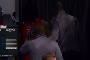 望無大礙！卡森·華萊士與馬威相撞有些受傷 故意犯規(guī)后回更衣室