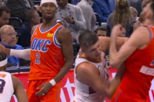 險釀沖突！格雷森·阿倫肘擊推翻切特 被吹2級惡意犯規(guī)直接驅逐！