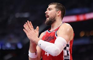 高效輸出！祖巴茨半場(chǎng)7中6拿到14分4板1斷1帽