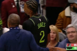 無心戀戰(zhàn)？赫伯特·瓊斯壓哨被吹犯規(guī) 不服判罰又連吃2T遭逐