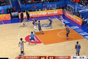 一套動(dòng)作行云流水！郭艾倫單打連續(xù)變向加胯下突破瀟灑上籃！