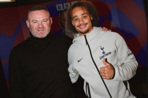 哈維·西蒙斯接受魯尼專訪，社媒曬合照：很榮幸見到你