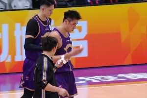 挨了一肘子！克里斯撞翻鄒雨宸打成2+1 后者眼角被打出血