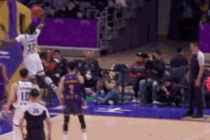 十佳球飛了！克里斯切入欲隔扣佩里可惜脫手