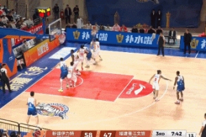 熟悉的劇情！新疆下半場上來一波12-0的攻勢 分差來到17分