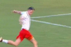 飄逸！前上海申花功勛隊(duì)長(zhǎng)莫雷諾參加友誼賽，點(diǎn)球大戰(zhàn)插花腳破門(mén)