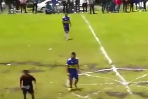 外網(wǎng)爆火！危地馬拉足球賽 “5D”球場！對足球熱愛的狂熱！