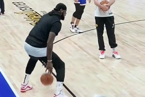 不愧是老詹，賽前胯下運(yùn)球都有一群人拍照啊??????