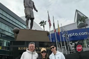 感受曼巴精神！國乒劉詩雯和馬龍?jiān)诼迳即壟c科比雕像合影