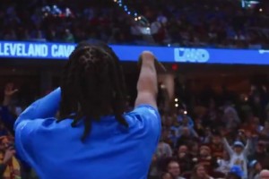 籃筐維修比賽延遲該干啥？看加蘭和球迷一起傳球打發(fā)時間