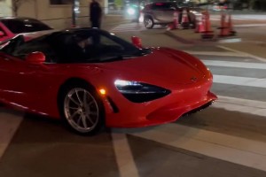 東契奇愛車這大紅色兒也太騷氣了，有人知道這是什么車嗎????