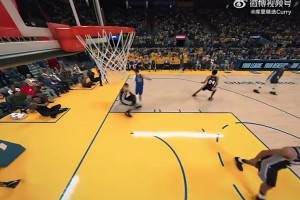 庫里炸裂隔扣文班亞馬！等等……原來是2K啊