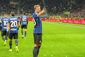 偶像，來看小圖拉姆在藍黑小球迷中的人氣有多高