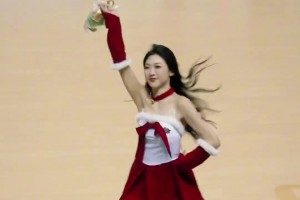 節(jié)日氛圍！南京啦啦隊(duì)化身圣誕寶貝，派送禮物！