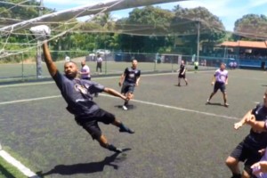 這野球場的守門員反應(yīng)速度無敵了