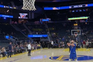 庫里：看我來表演個殘暴戰(zhàn)斧飛...身補籃??