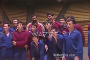 罕見視頻！當(dāng)年張伯倫&中國籃壇巨人穆鐵柱合影，張衛(wèi)平也在其中