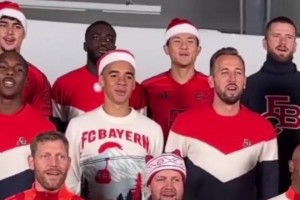 外網(wǎng)爆火！球迷發(fā)問：請(qǐng)問拉什福德是在干什么？