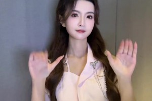 ??可愛~騰訊女主播煉煉圣誕預(yù)熱甜甜手勢舞