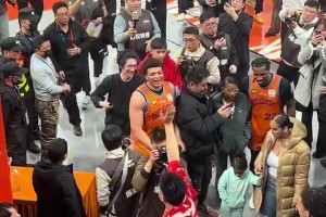 大家真寵小胖??！洛夫頓收到球迷大量薯片投喂，看上去好開心啊