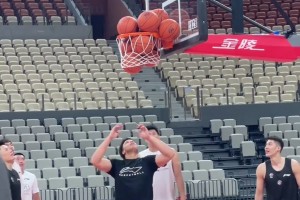 看這個(gè)拋球位置就知道扣籃不簡(jiǎn)單，結(jié)果....