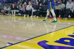 真愛玩！庫里賽前熱身玩起了花式顛球??????