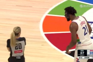 懟臉噴??大帝撞倒文班不滿判罰 追著女裁判狂噴質(zhì)疑其水平被逐