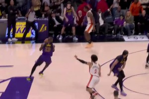 功虧一簣！詹姆斯3.7秒絕平超遠(yuǎn)三分果斷出手 可惜彈筐而出