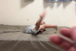 小朋友年紀(jì)輕輕，倒鉤就練得如此協(xié)調(diào)了??