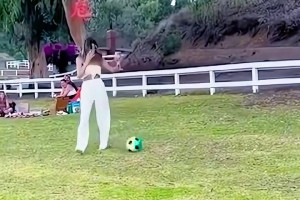 好大兒！??拉莫斯老婆在小兒子面前秀球技被大兒子鏟倒在地