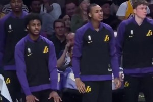 詹姆斯霸氣暴扣，布朗尼在場下做出標(biāo)志性的“霸王步”！