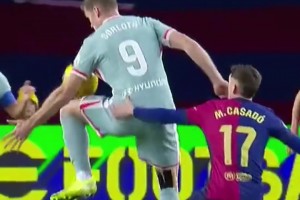 夸張了??卡薩多防守索爾羅特，身形比人家小一圈