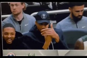 利字二人坐場下開心看球，字母哥做出神秘手勢！