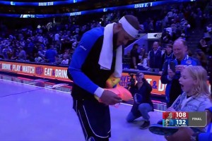 太有愛(ài)了！加福德送小女孩簽名球鞋，小女孩驚訝的合不攏嘴！