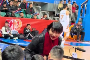 福建男籃女經(jīng)理伍佰蘭現(xiàn)身主場 標(biāo)志性大紅圍巾還是那么顯眼啊