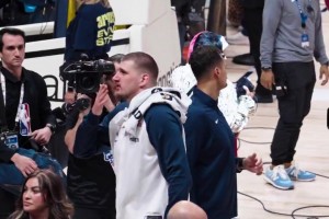 今天2個籃板劃水了！約基奇賽后向主場球迷獻上飛吻！