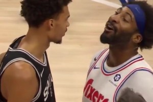 Soft！莊神認為文班假摔，仰著頭懟臉怒罵：你太軟了?。。?>
                                <span></span>
                                <p>Soft！莊神認為文班假摔，仰著頭懟臉怒罵：你太軟了?。?！</p>
                            </a>
                        </div>
                                                <div   id=