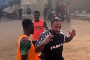 好久不見！德佩居然跑去踢野球了？