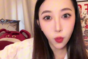 美女小姐姐開(kāi)箱蓉城周邊，來(lái)看看都有哪些你喜歡的？