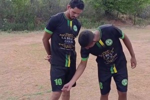 足球小劇場(chǎng)：你是19號(hào)不是10號(hào)！起開！我就是10號(hào)！