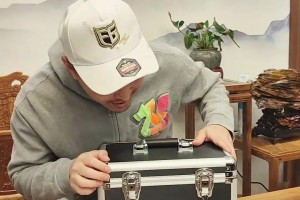 足協(xié)給郜林頒發(fā)的獎(jiǎng)杯，讓馮瀟霆羨慕不已