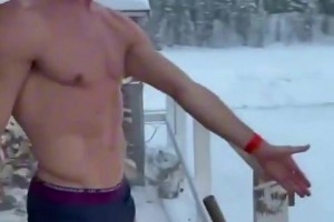 這身體素質(zhì)??C羅曬在芬蘭冰天雪地室外冰浴視頻：有點(diǎn)冷