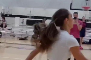 好強(qiáng)！這美女的彈跳屬于什么水平？