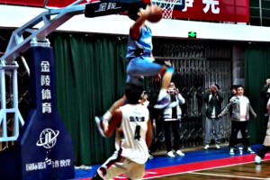 在NBA都罕見(jiàn)??！國(guó)產(chǎn)飛人上演實(shí)戰(zhàn)胯下?lián)Q手炸扣好戲！