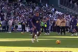 欺負(fù)小孩?貝蒂斯球童按時(shí)收球，遭到巴薩眾球員戲耍取笑??