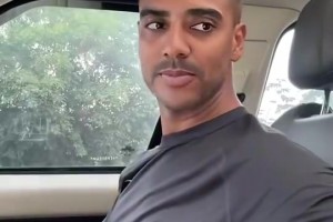 入鄉(xiāng)隨俗！青島西海岸的入籍國腳阿蘭，居然在巴西盤起了核桃??