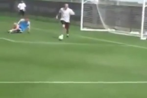 戲耍！齊達(dá)內(nèi)當(dāng)年和自己兒子踢球的一幕！給場(chǎng)下看激動(dòng)了！