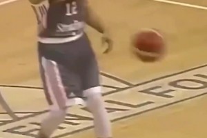 一些在籃球場(chǎng)上的足球小技巧！用頭頂那個(gè)能算嗎？漏判了？